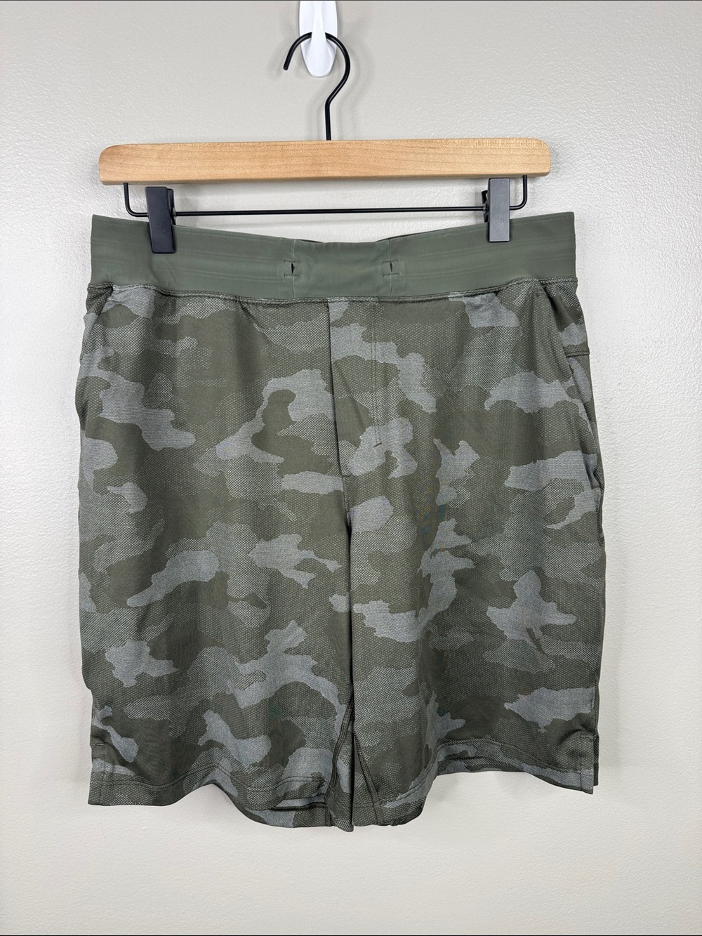 Lululemon Mens Short 9" Linerless LL Green Camo LM7ANIS Large L Athletic